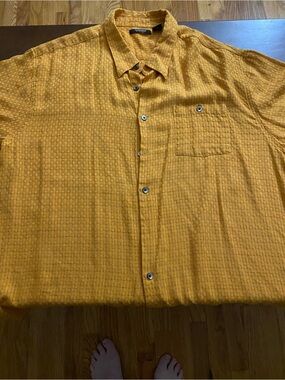 Mondo Mustard Textured Short-Sleeve Button-Down Shirt